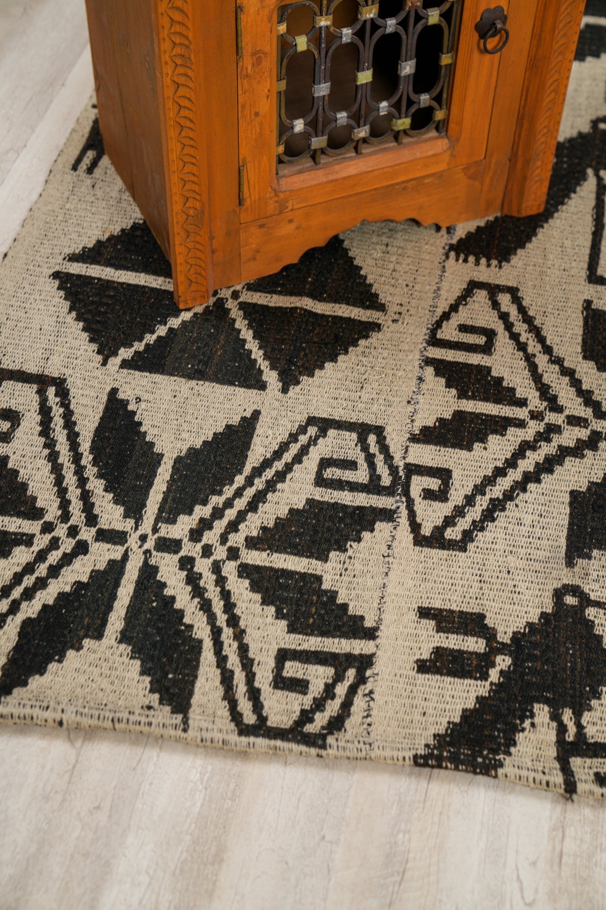 Vintage Peruvian kilim 5'2" x 5'8"