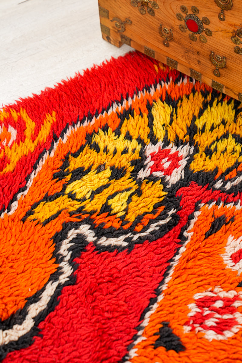 Traditional Tribal Design Moroccn Rug
